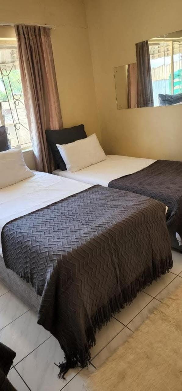 39 acacia lodge House in Durban