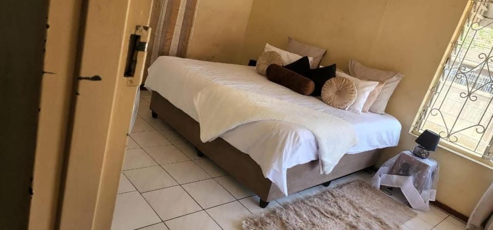 39 acacia lodge House in Durban
