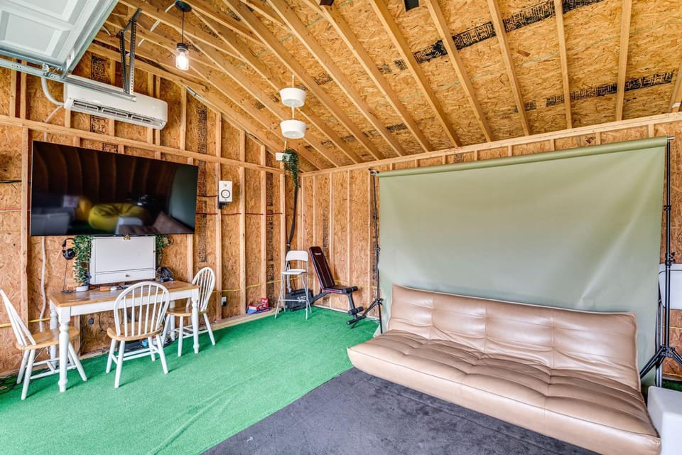 Family Home w/ Large Yard, Near Mercedes-Benz! House in Hapeville