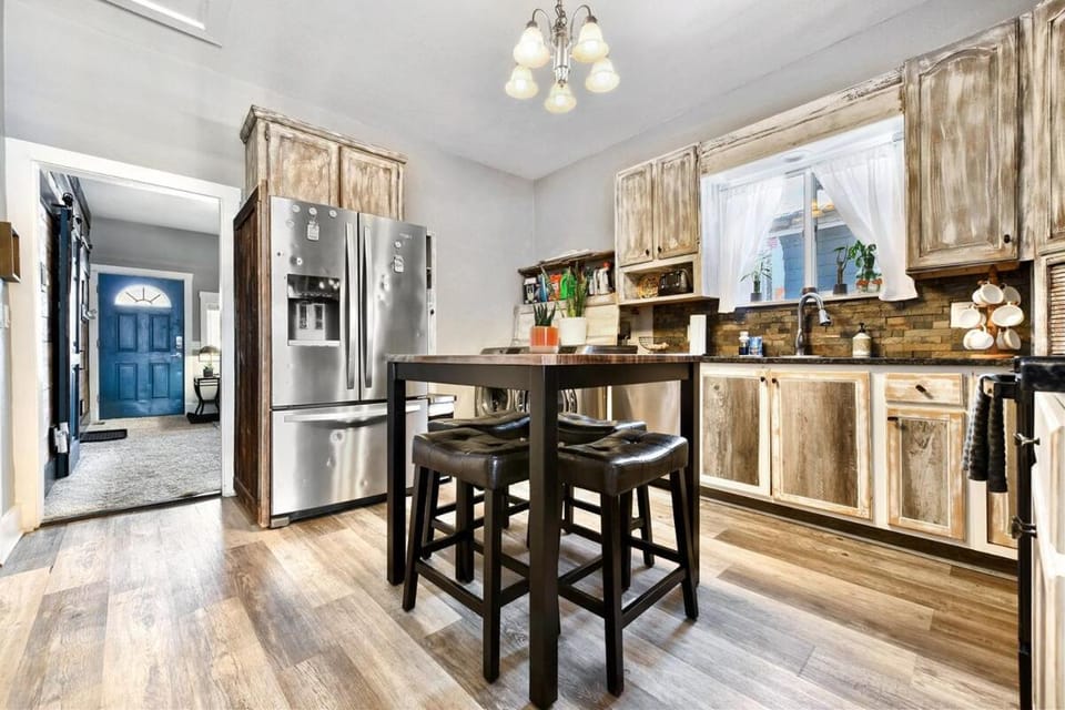 Cozy Downtown Retreat with Private Yard, Fire Pit, Queen Suite, Full Kitchen, Office Space, Fast WiFi, and Easy Walk to Restaurants and Local Trails House in Colorado Springs