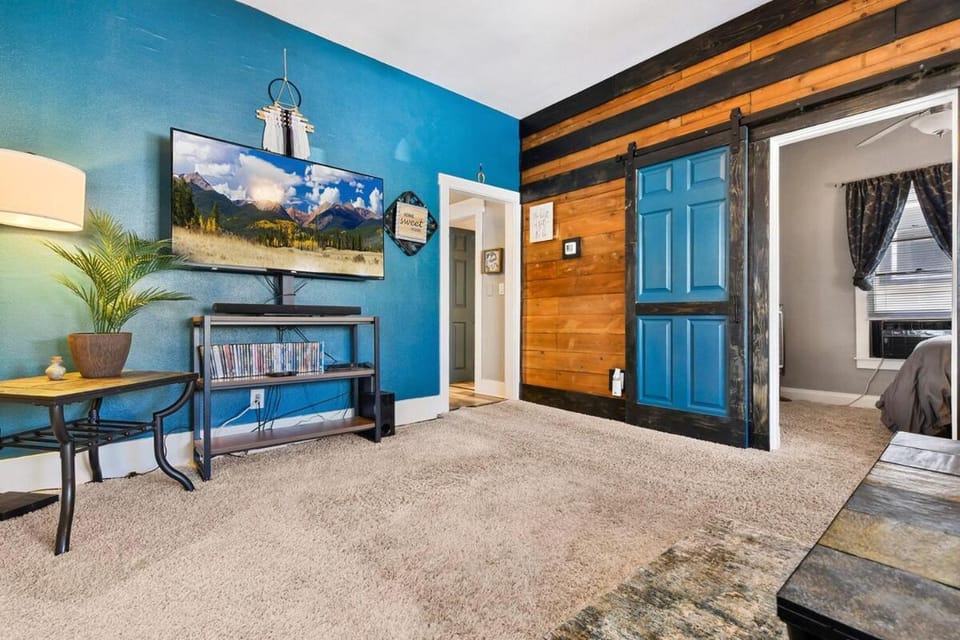 Cozy Downtown Retreat with Private Yard, Fire Pit, Queen Suite, Full Kitchen, Office Space, Fast WiFi, and Easy Walk to Restaurants and Local Trails House in Colorado Springs