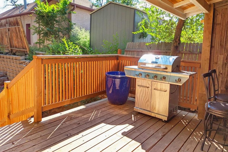 Cozy Downtown Retreat with Private Yard, Fire Pit, Queen Suite, Full Kitchen, Office Space, Fast WiFi, and Easy Walk to Restaurants and Local Trails House in Colorado Springs