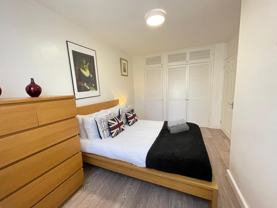 Bed, Photo of the whole room, Decorative detail, Bedroom, heating, storage, towels, wardrobe