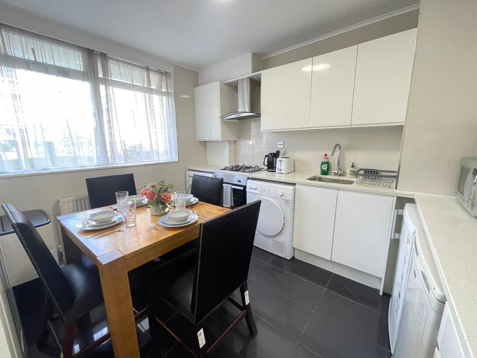 Coffee/tea facilities, Kitchen or kitchenette, Dining area, heating, microwave, oven, stove, toaster, washing machine, dryer, kitchen
