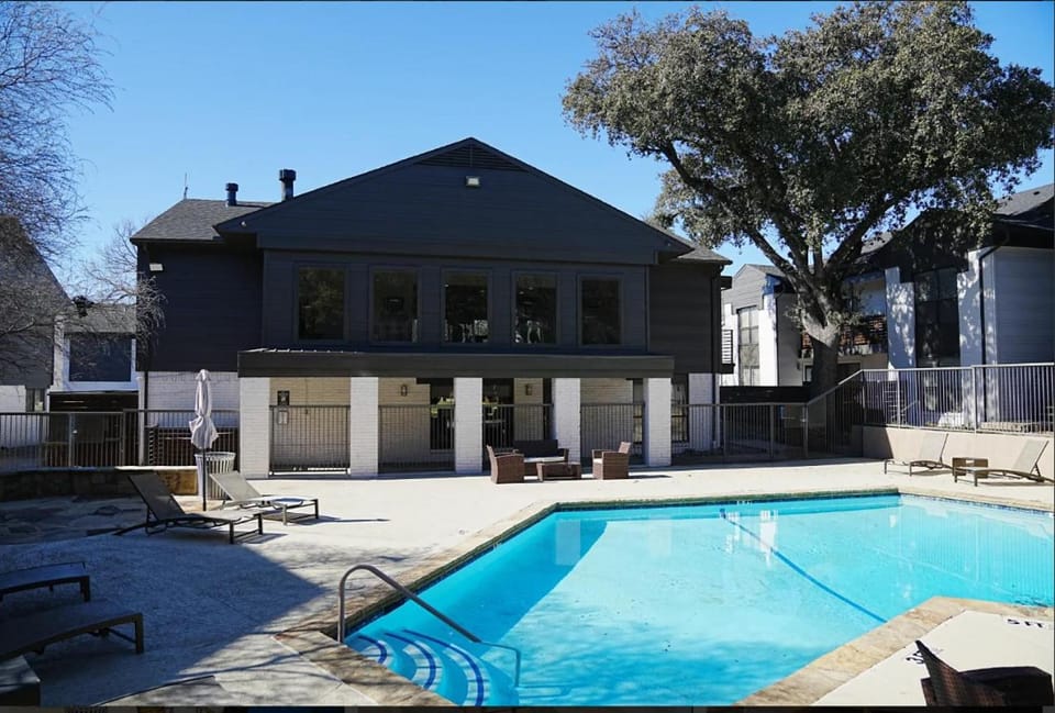 The Paxton Sleek 2 Bedroom Flat Apartment in Dallas