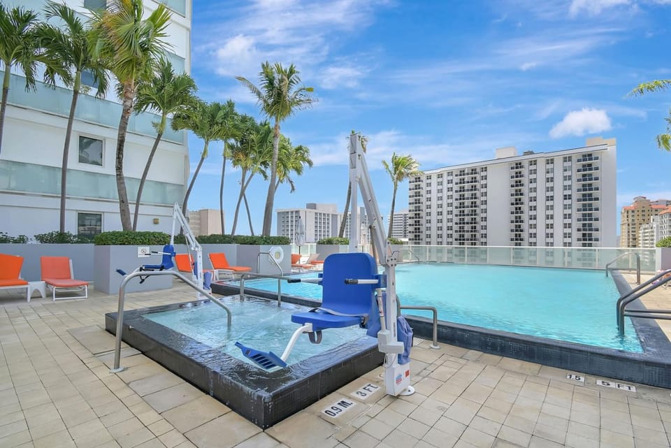 Luxe Bayview Condo w Sauna, Hot tub & Beach Access Apartment in Fort Lauderdale