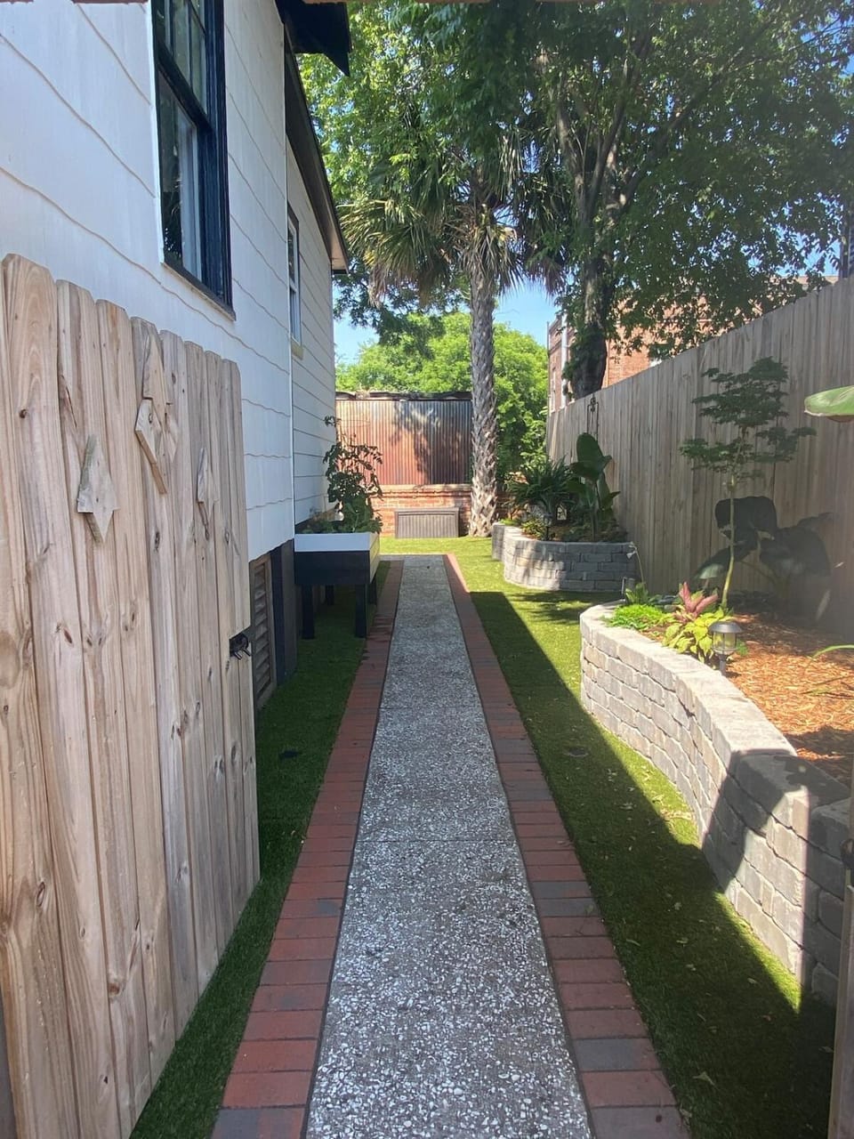 Pelican Hideaway - Charming Home & Entire Backyard Apartment in Charleston