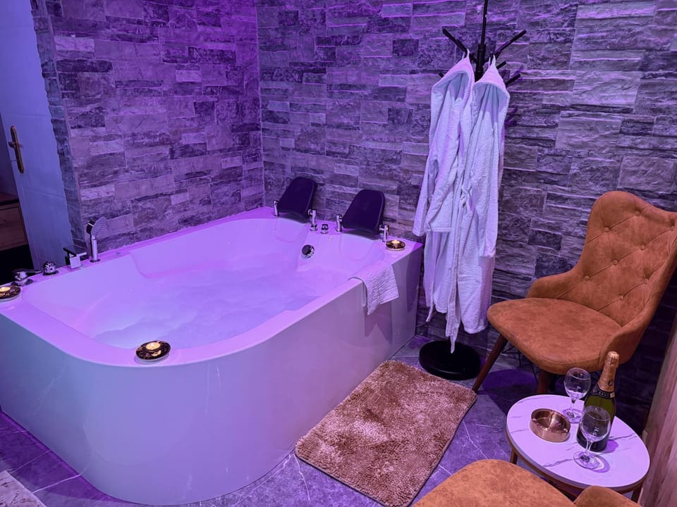 Hot Tub, Hot Tub, Spa and wellness centre/facilities