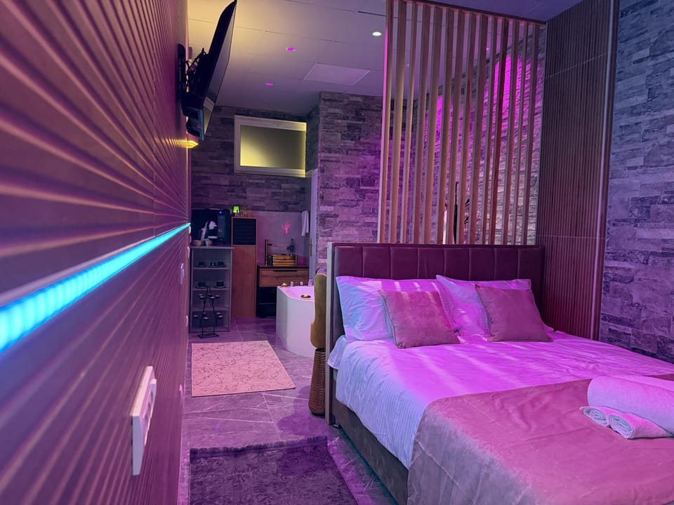 Bed, TV and multimedia, Photo of the whole room, Bedroom