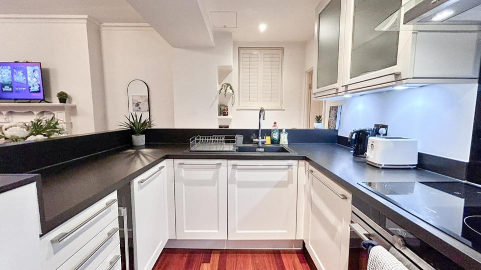 TV and multimedia, Kitchen or kitchenette, dishwasher, heating, microwave, oven, storage, stove, toaster, washing machine, dryer, kitchen