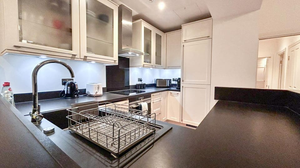 Coffee/tea facilities, Kitchen or kitchenette, Dining area, dishwasher, microwave, oven, storage, stove, toaster, washing machine, dryer, kitchen