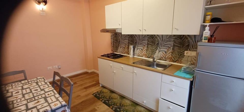Kitchen or kitchenette, oven, pet friendly, stove