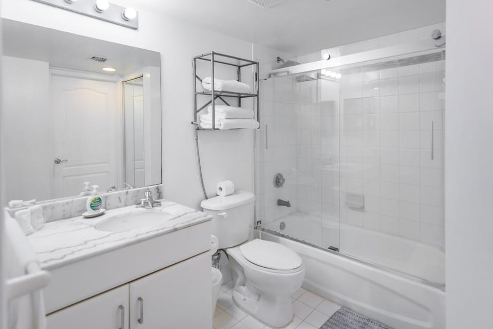 Luxury Bayview Condo | Pool, Gym & Skyline Views Apartment in Brickell