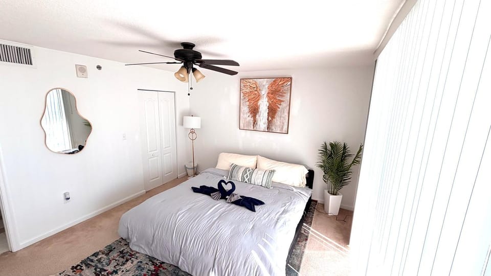 Skyline Dreams | Elegant Condo with Bay Views Apartment in Brickell