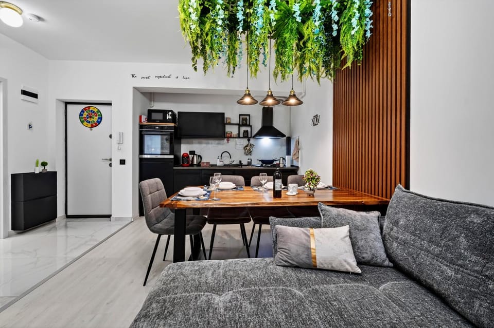 Kitchen or kitchenette, Living room, Seating area, Dining area