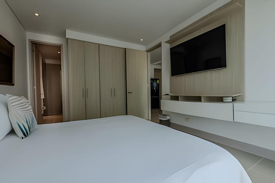 Bed, TV and multimedia, Photo of the whole room