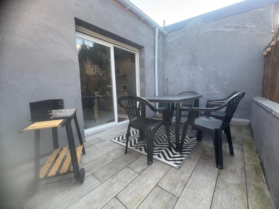 Patio, Day, Dining area