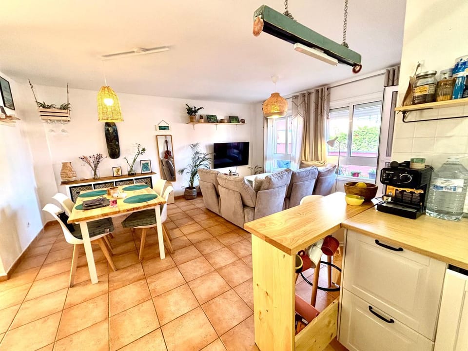 TV and multimedia, Living room, Seating area, Dining area