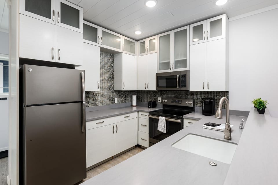 Slabtown Penthouse - Modern Condo - Private Rooftop Deck Apartment in Traverse City