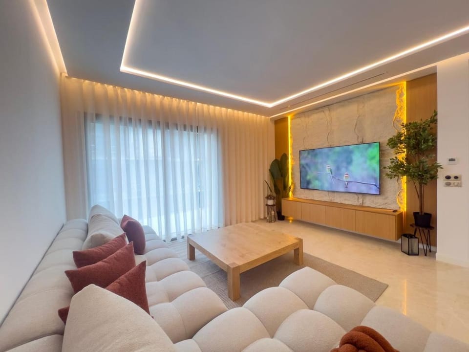 Luxury Tangier Marina 1BR Apartment with Shared Pool, Parking & WiFi Apartment in Tangier