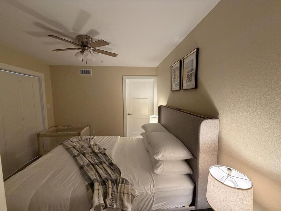 Stylish Stay Near AT&T and Six Flags Free Parking Apartment in Arlington