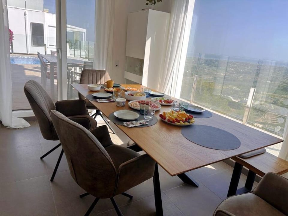 Food and drinks, Dining area, Food, Breakfast