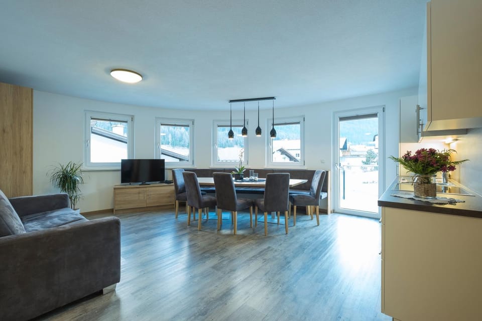 Kitchen or kitchenette, Photo of the whole room, Dining area