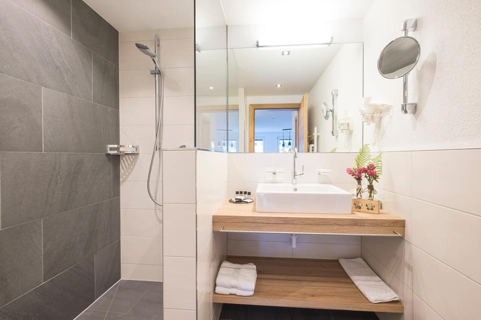 Shower, Bathroom, Decorative detail