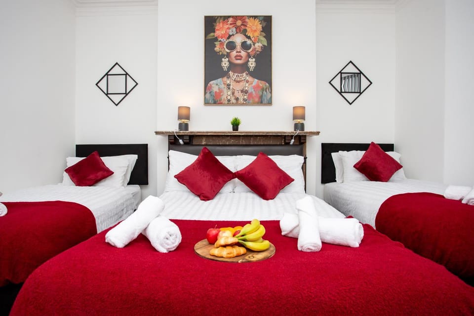 Bed, Living room, Photo of the whole room, Seating area, Bedroom, towels