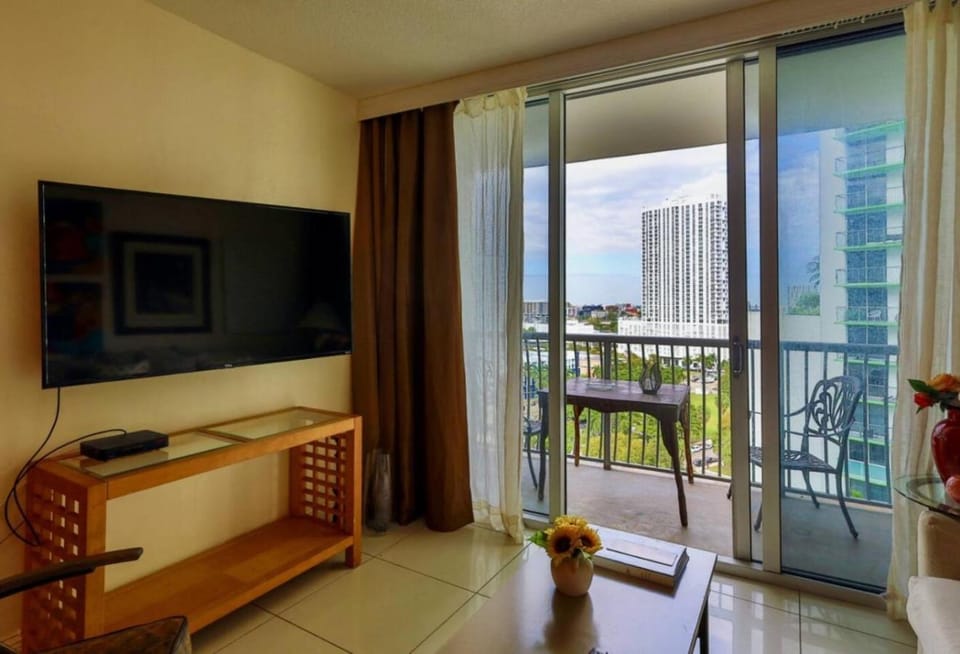 Suarez Art Stay Eastern Shores Great View, Gym, Parking Apartment in Miami Shores