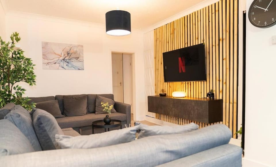 TV and multimedia, Living room, Seating area, Evening entertainment