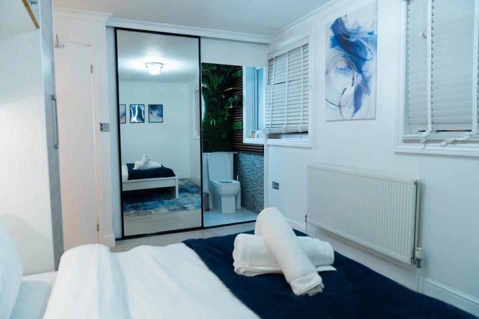Bed, Bathroom, Photo of the whole room, Bedroom, towels, wardrobe