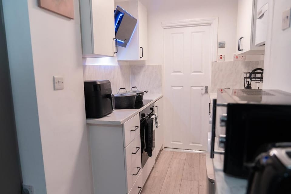 Kitchen or kitchenette, oven, stove, toaster, washing machine