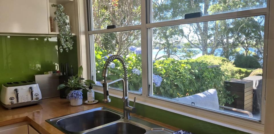 Stargazer Cottage Waterfront Reserve with Private Studio by Book Jervis Bay House in Saint Georges Basin