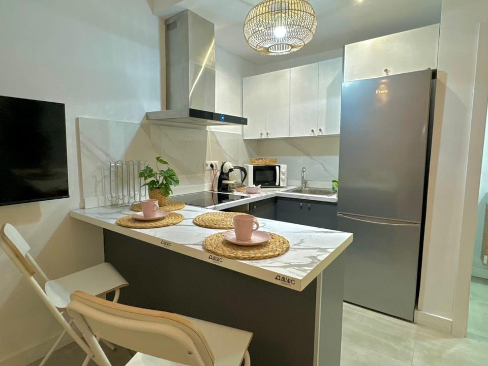 Kitchen or kitchenette, Dining area