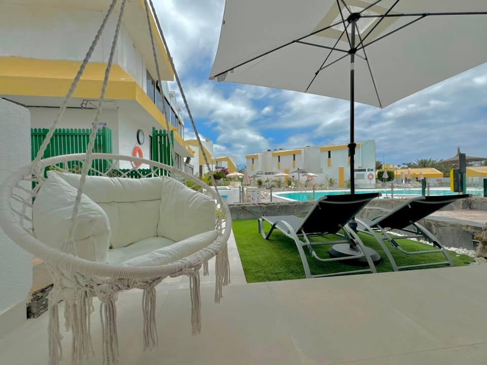 Patio, Day, sunbed