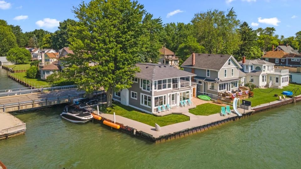 Grand Horizon St Clair Riverfront Oasis House in Algonac