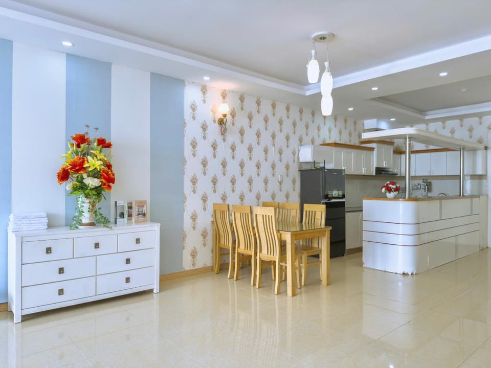 Kitchen or kitchenette, minibar