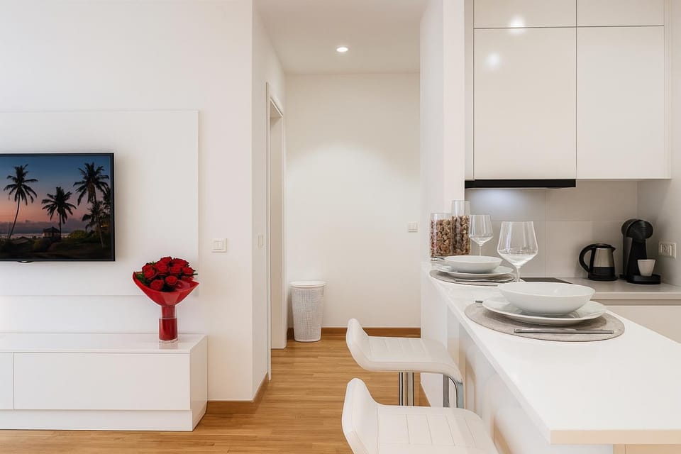 Coffee/tea facilities, Kitchen or kitchenette, Dining area, minibar