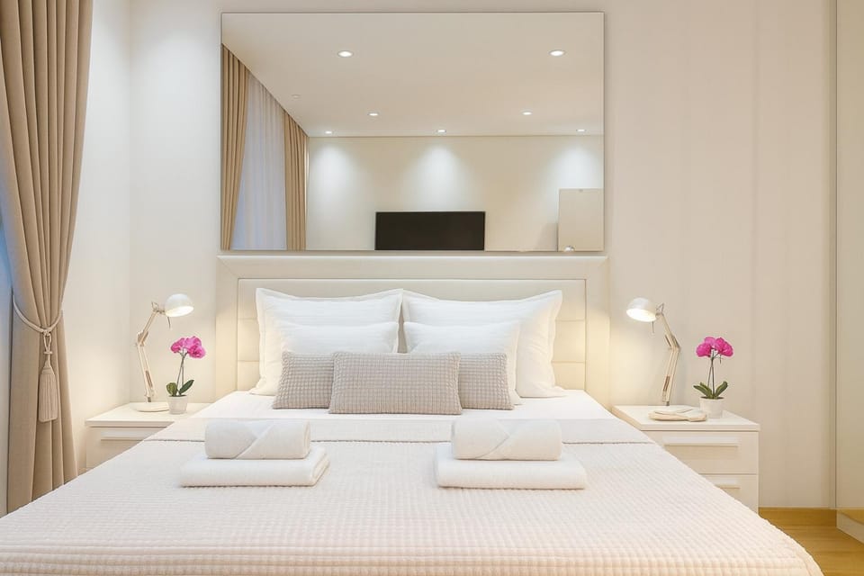 Bed, TV and multimedia, Photo of the whole room, Bedroom, towels, towels