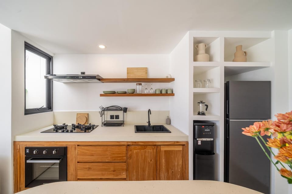 Coffee/tea facilities, Kitchen or kitchenette, oven, stove