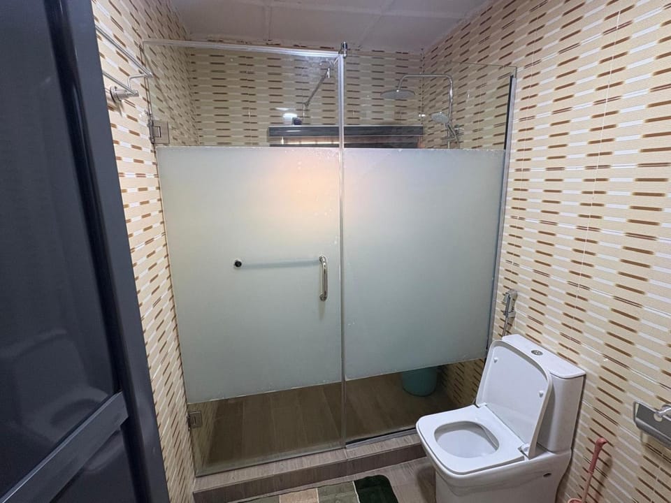 Shower, Toilet