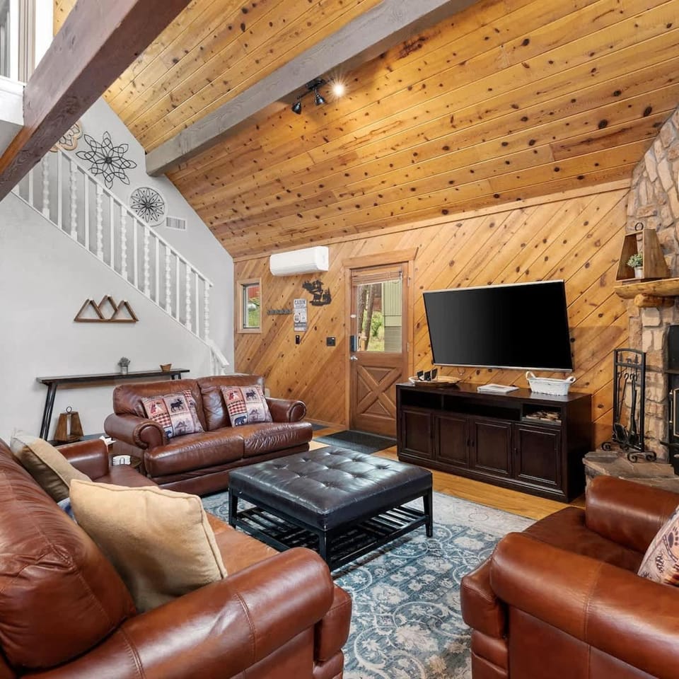 Family Cabin Getaway - Firepit Views Outdoor Fun Cabin in Munds Park