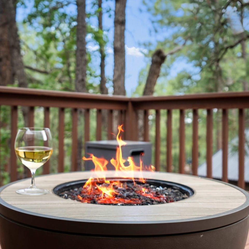 Family Cabin Getaway - Firepit Views Outdoor Fun Cabin in Munds Park