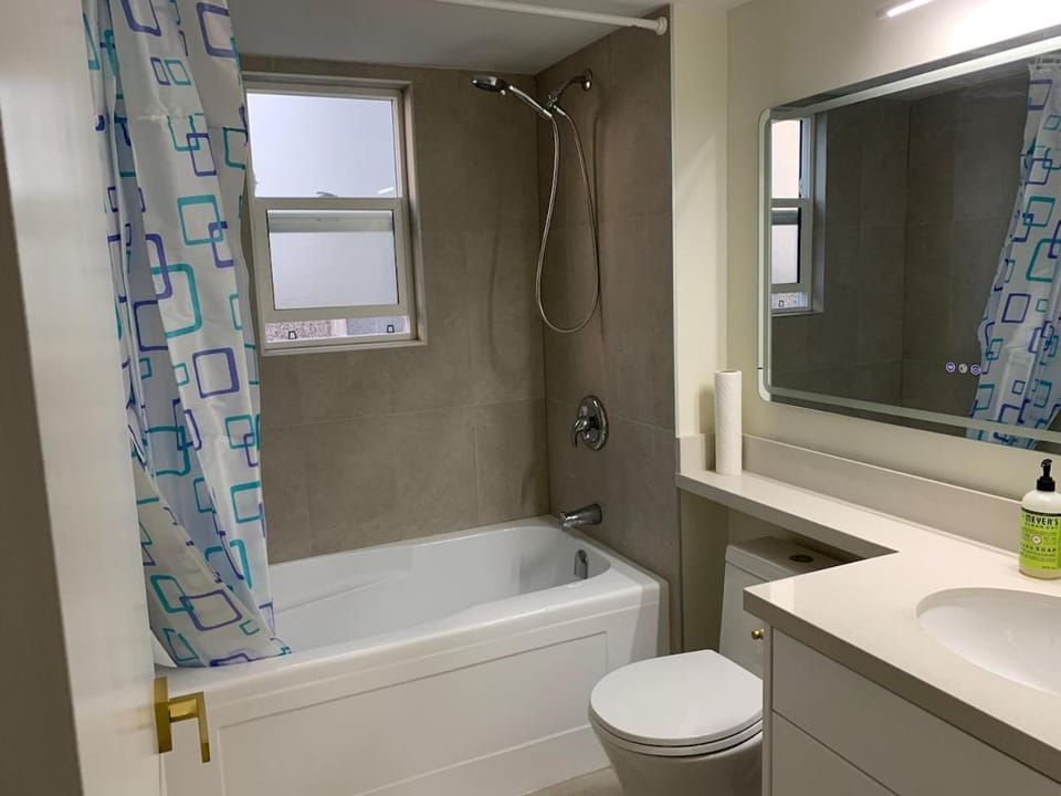 Modern 2-Bedroom suite House in Burnaby