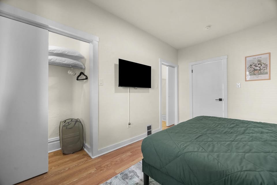 Communal lounge/ TV room, Bed, TV and multimedia, Bedroom, wardrobe, air conditioner