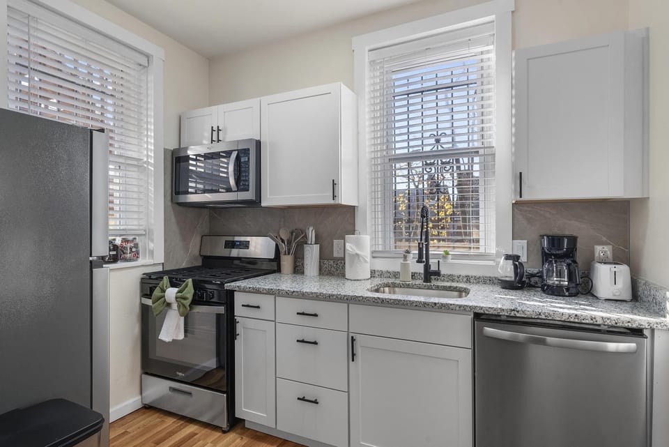 Coffee/tea facilities, Kitchen or kitchenette, dishwasher, oven, stove