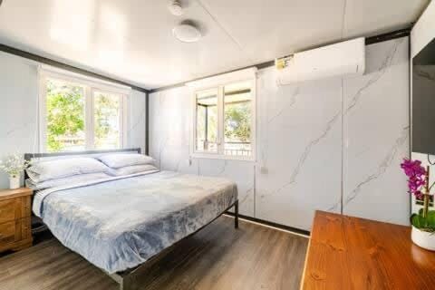 Overlooking a Park - A sunny escape Apartment in Sydney