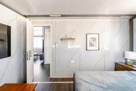 Overlooking a Park - A sunny escape Apartment in Sydney