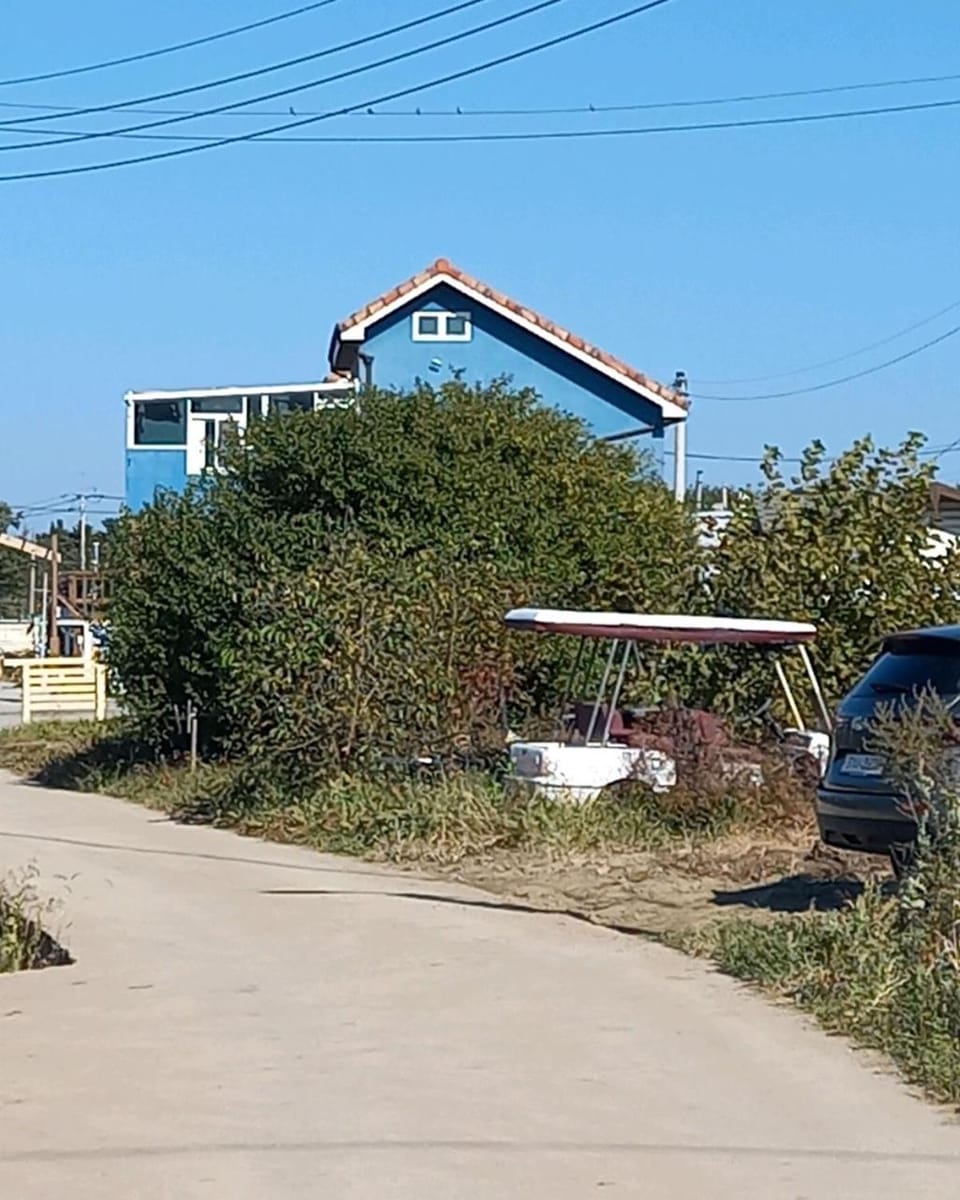 Property building, Spring, Day, Neighbourhood, Natural landscape, Parking
